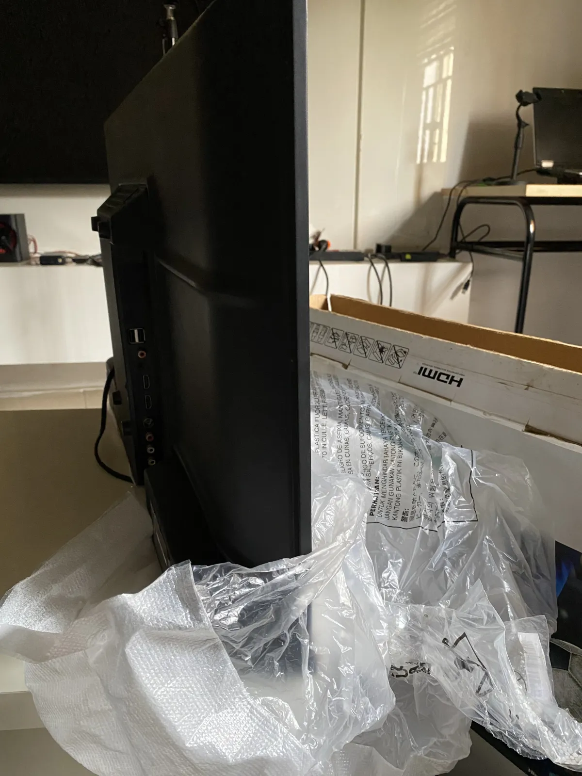 Hisense- Flat Screen (no edges) 32 inches LED TV - Image 3