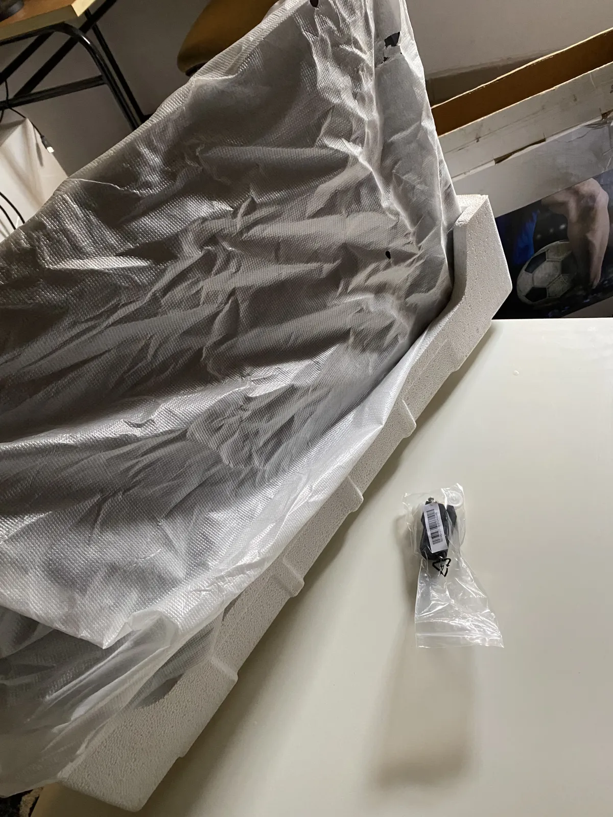 Hisense- Flat Screen (no edges) 32 inches LED TV - Image 4