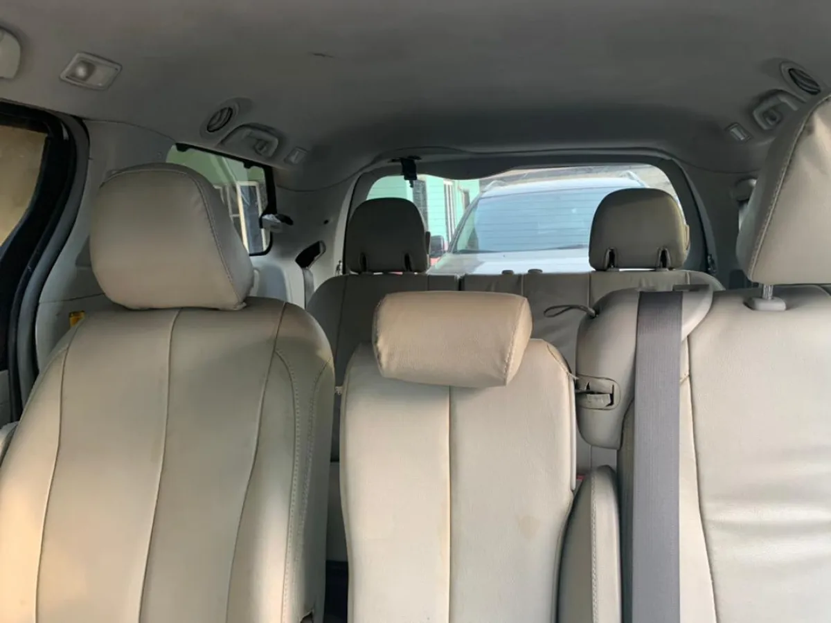 Neatly used Toyota Sienna 2010 - Image 4