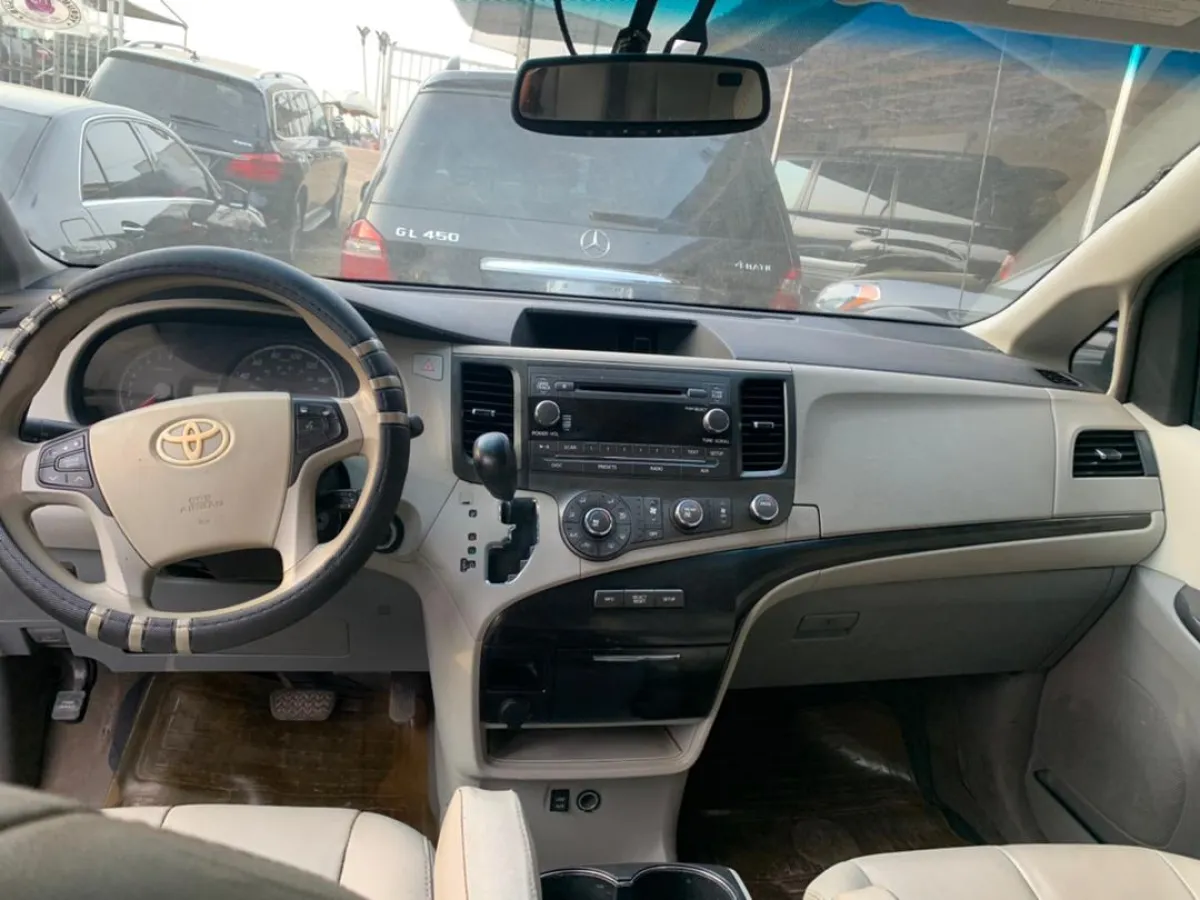 Neatly used Toyota Sienna 2010 - Image 5