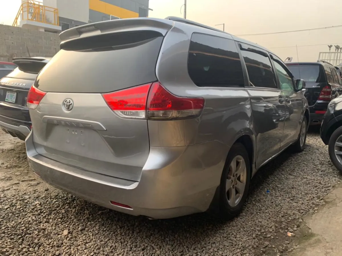 Neatly used Toyota Sienna 2010 - Image 6