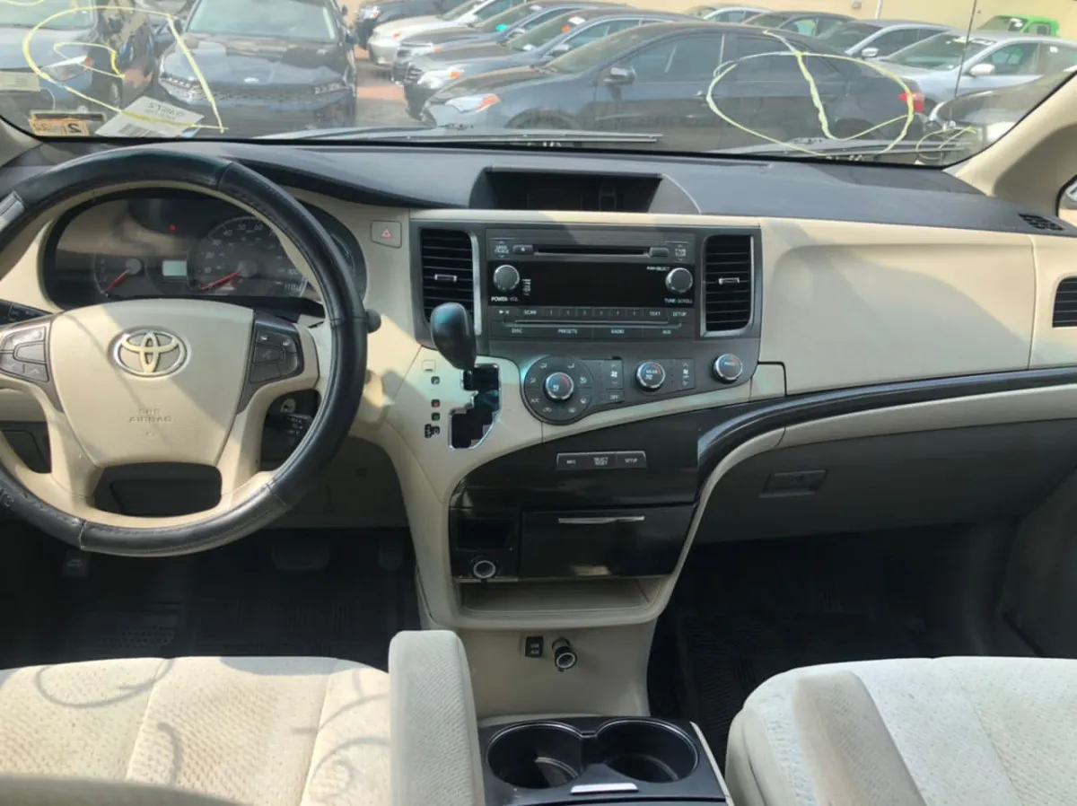 TOYOTA SIENNA 2011 GREEN - Image 2