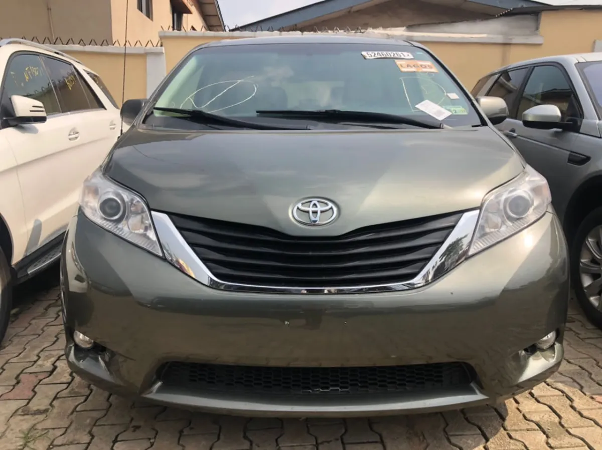 TOYOTA SIENNA 2011 GREEN - Image 3