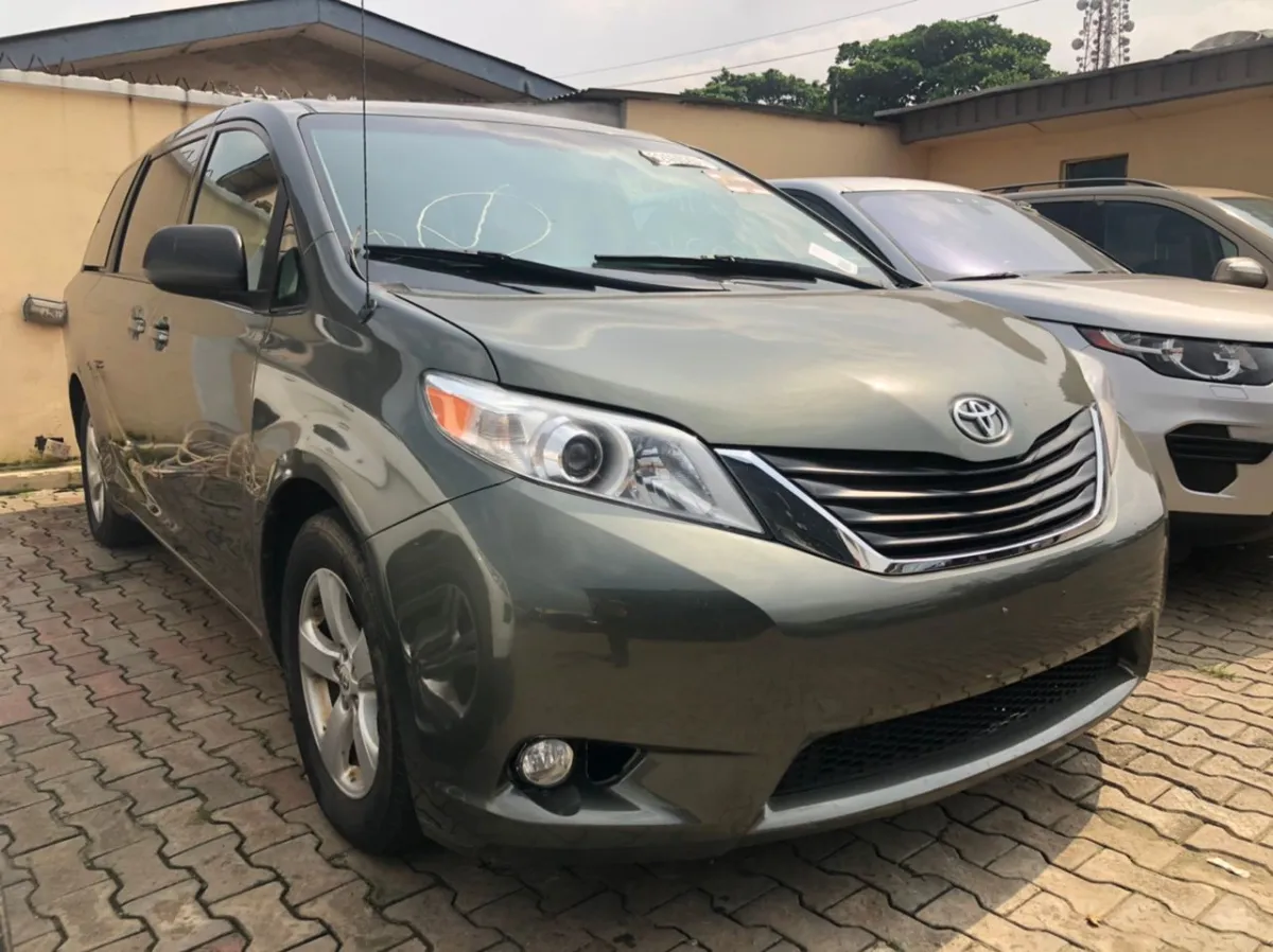 TOYOTA SIENNA 2011 GREEN - Image 7