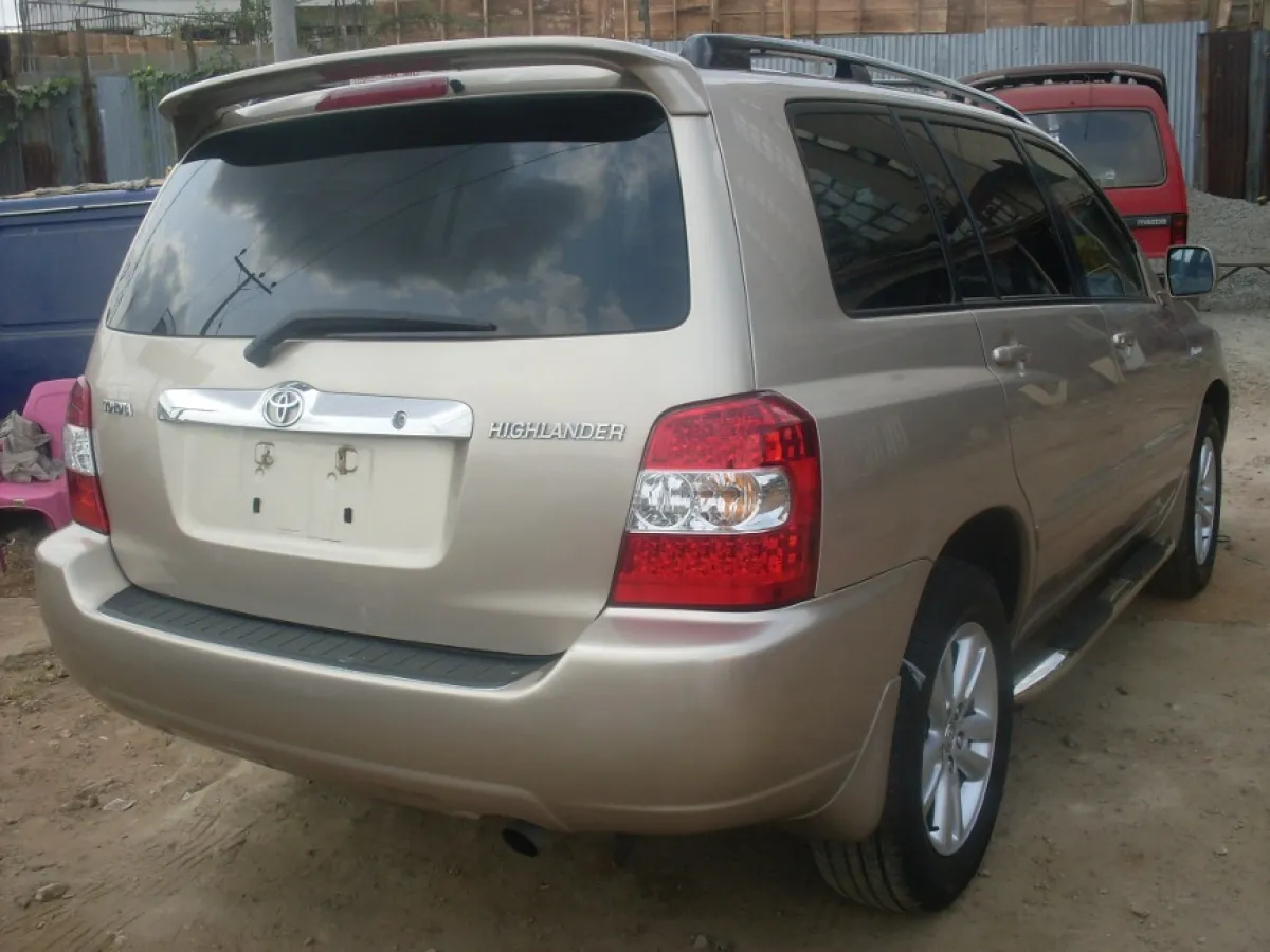 A Tokunbo Clean 2006 Toyota Highlander - Image 2