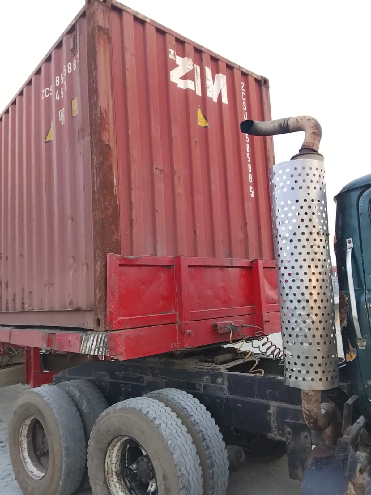 USED EMPTY SHIPPING CONTAINERS - Image 2