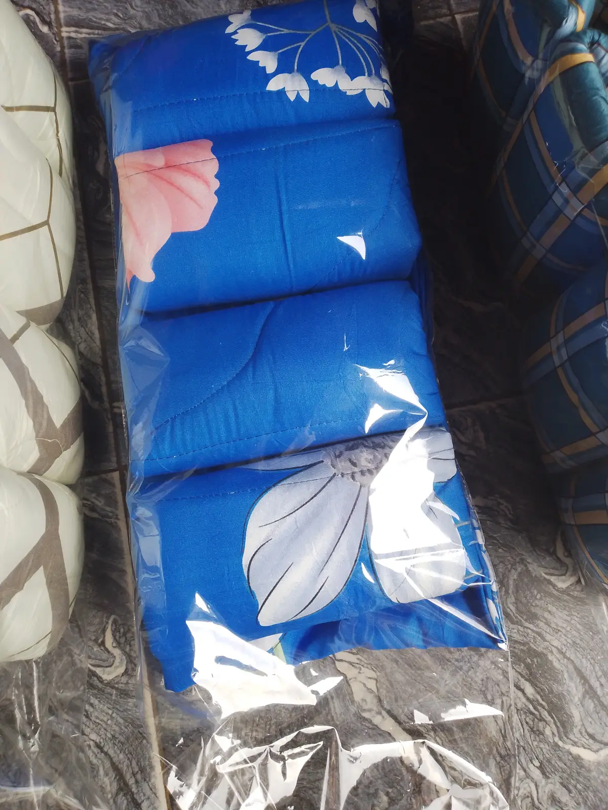 Bedsheets plus 4 padded pillowcases - Image 1