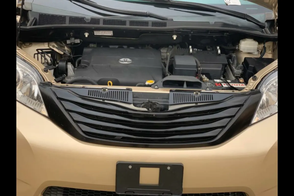Sparkling Tokunbo Toyota sienna Le For Sale - Image 2