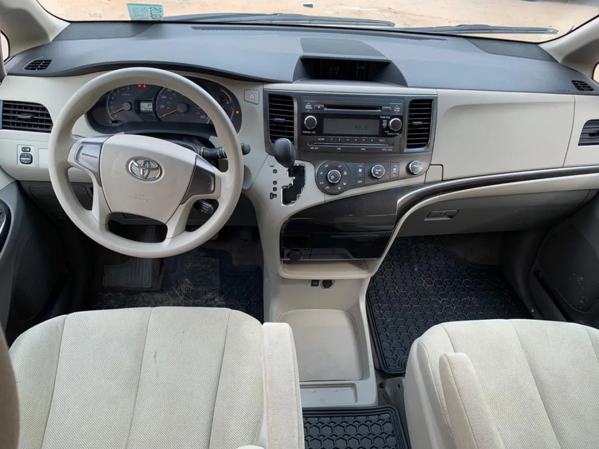 Sparkling Tokunbo Toyota sienna Le For Sale - Image 3
