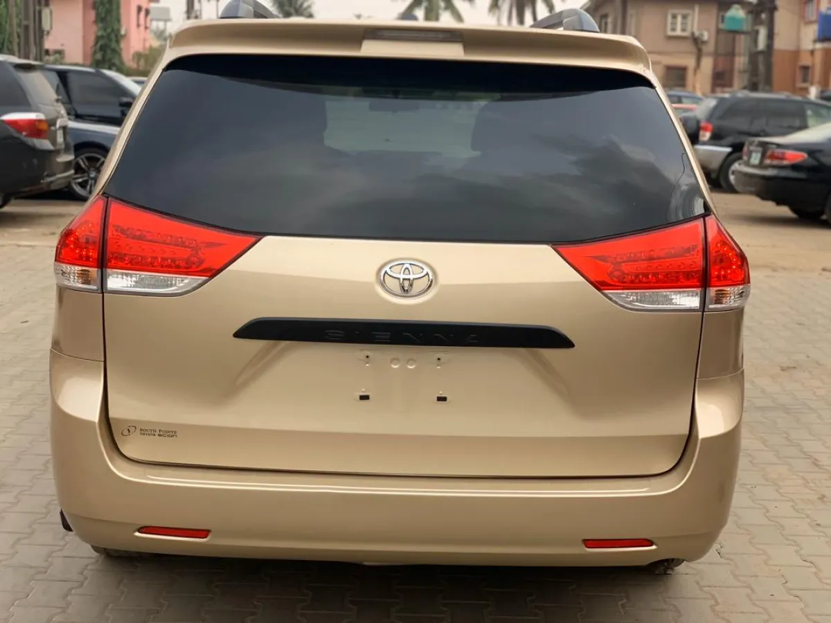 Sparkling Tokunbo Toyota sienna Le For Sale - Image 4