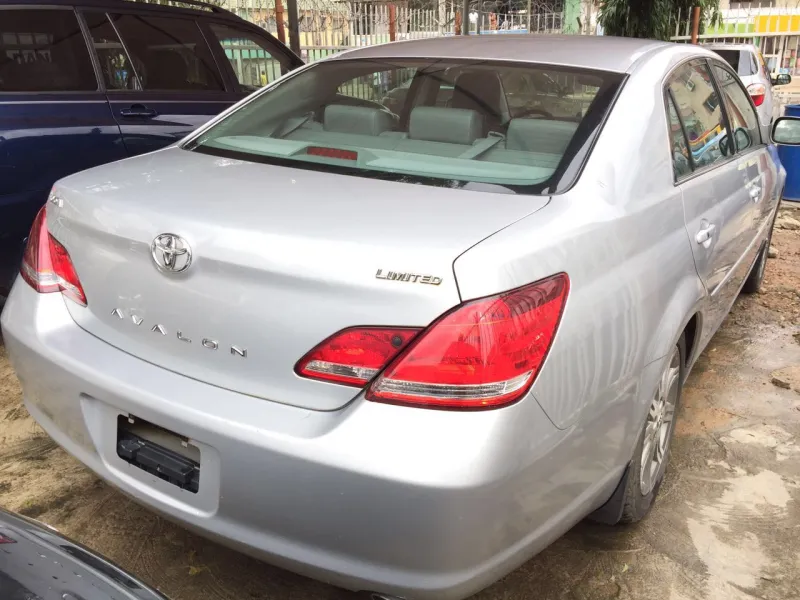 A Tokunbo Clean 2006 Toyota Avalon Limited