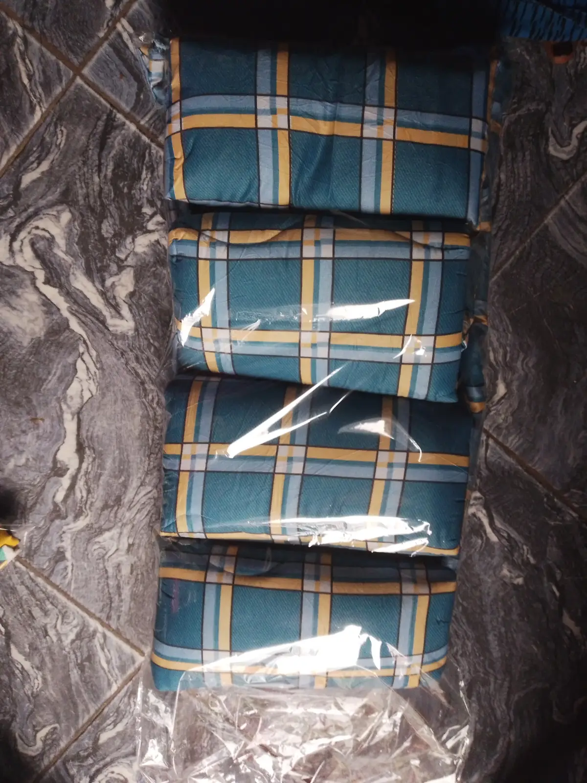 Bedsheets plus 4 padded pillowcases - Image 2