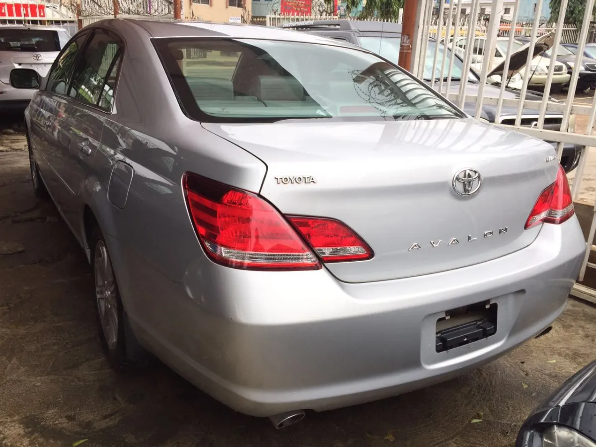 A Tokunbo Clean 2006 Toyota Avalon Limited - Image 2