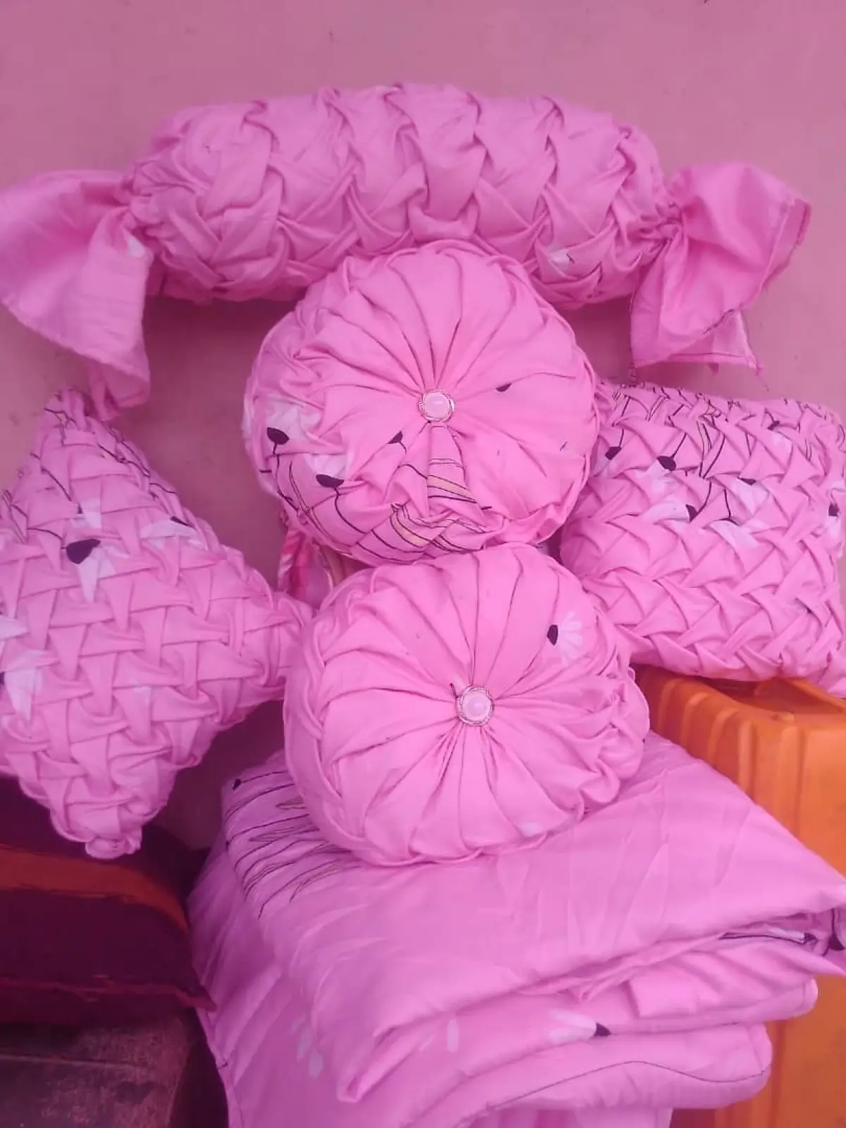 Bedsheets plus fancy throw pillows - Image 1