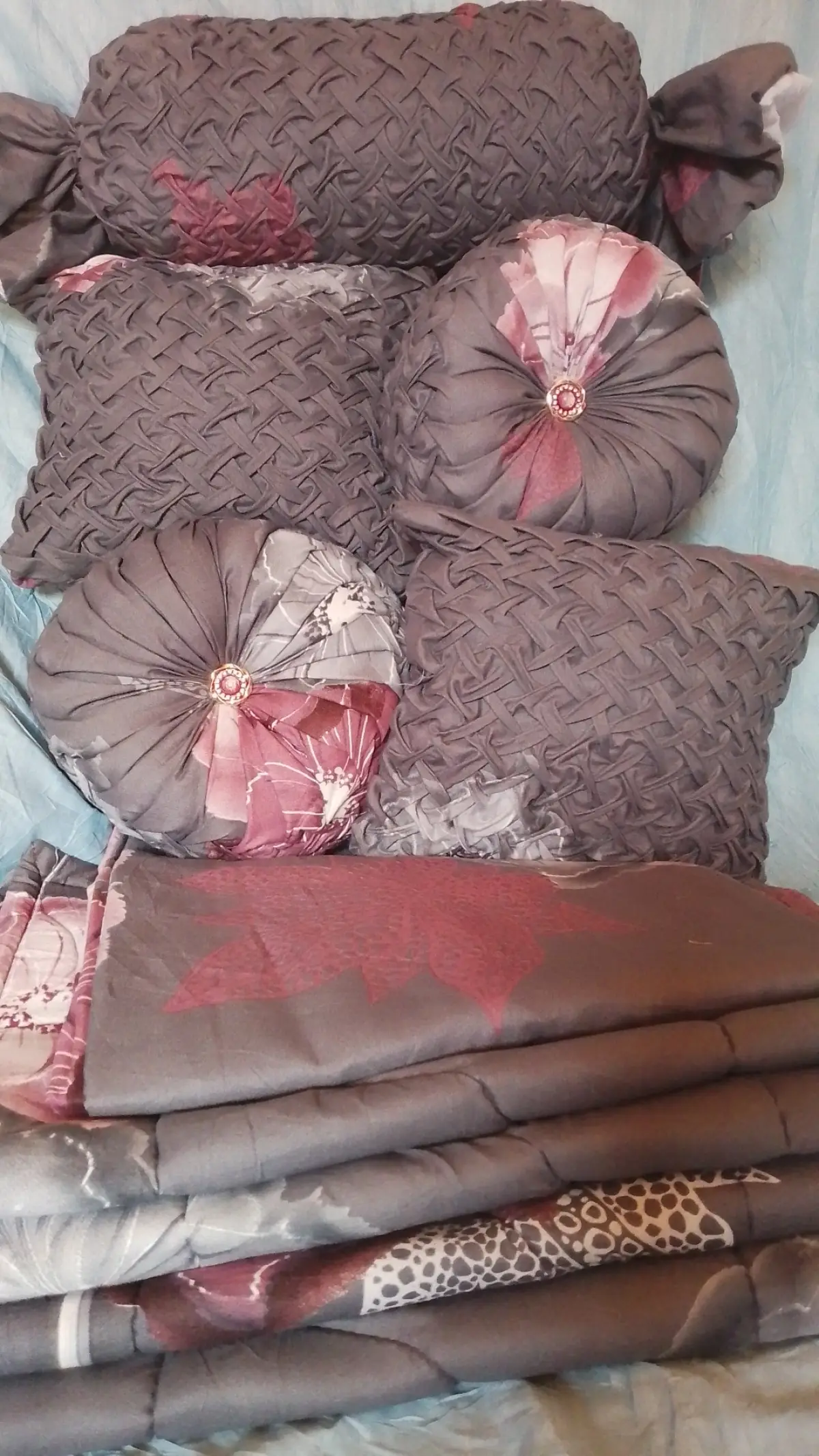 Bedsheets plus fancy throw pillows - Image 2