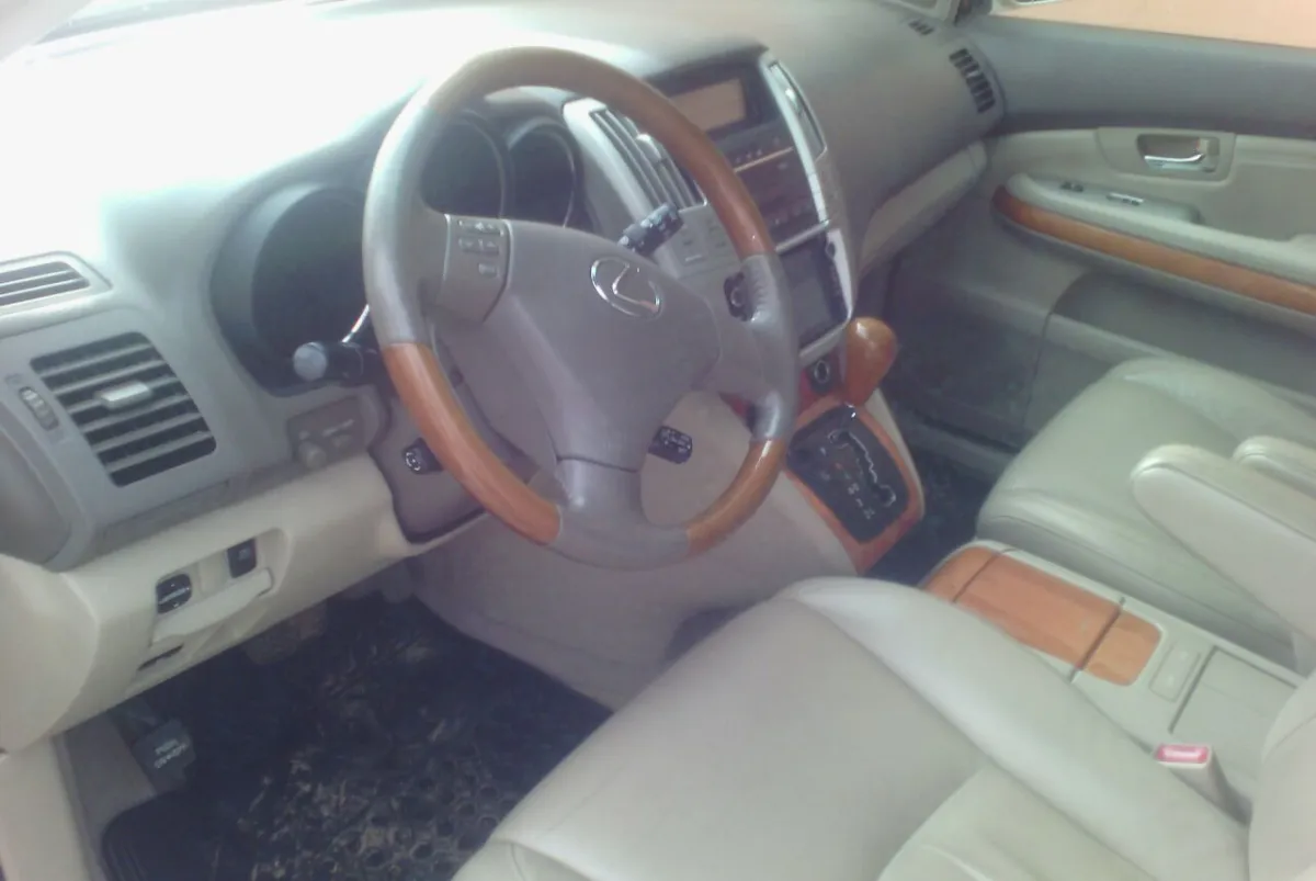 A neat sound lexus rx330 for sale - Image 2