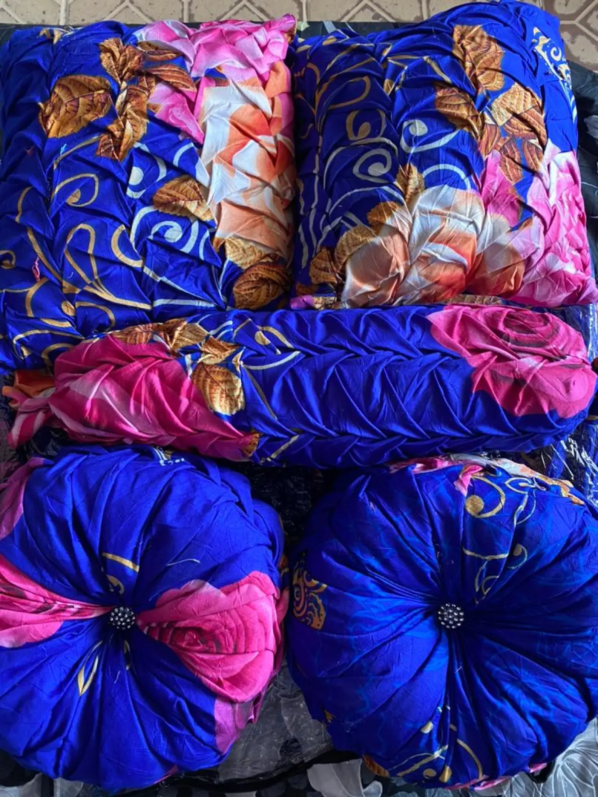 Bedsheets plus fancy throw pillows - Image 3