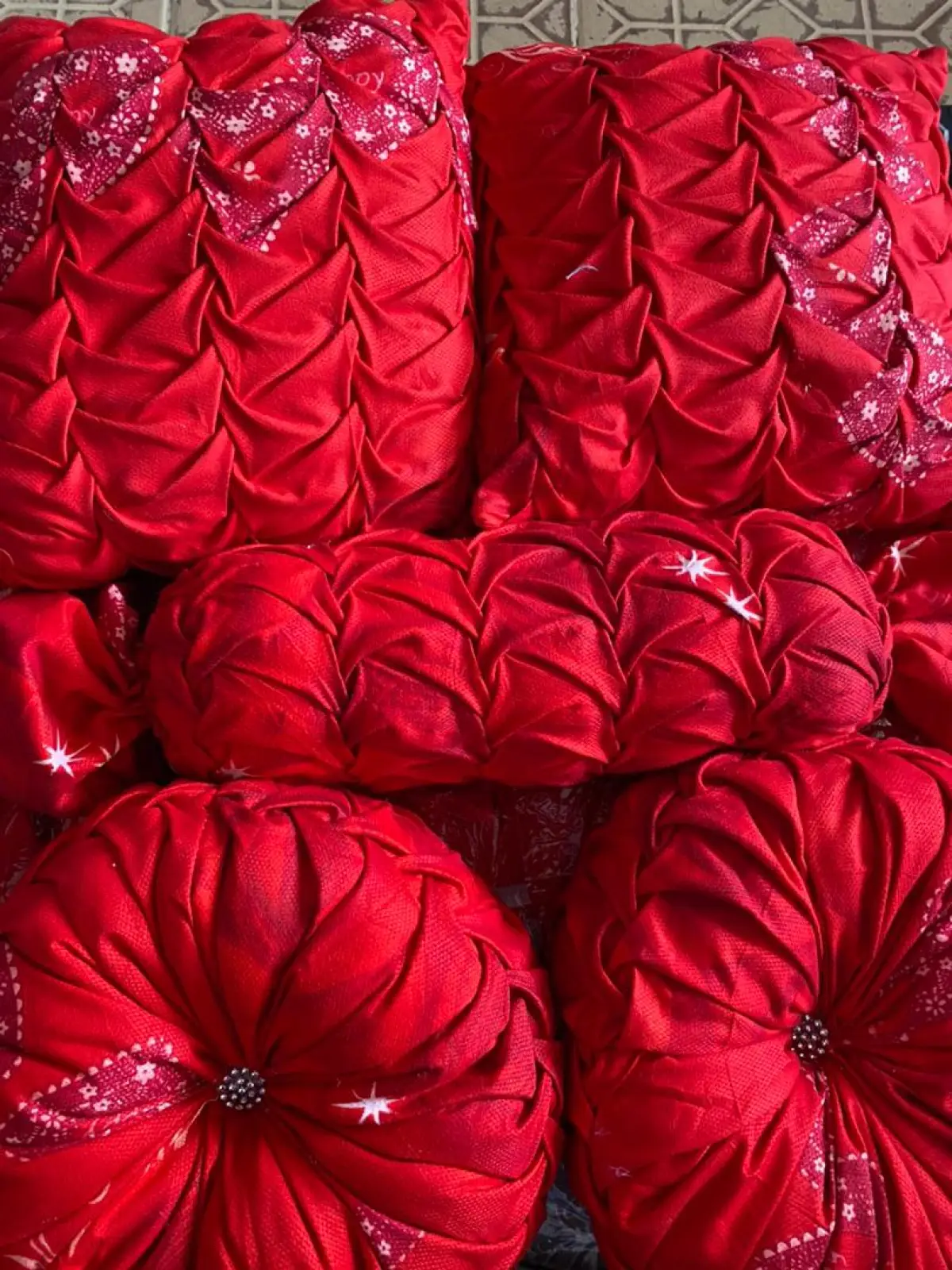 Bedsheets plus fancy throw pillows - Image 4