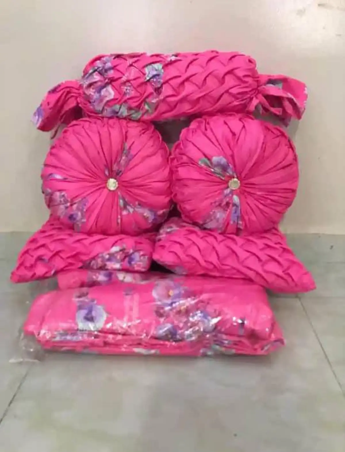 Bedsheets plus fancy throw pillows - Image 5