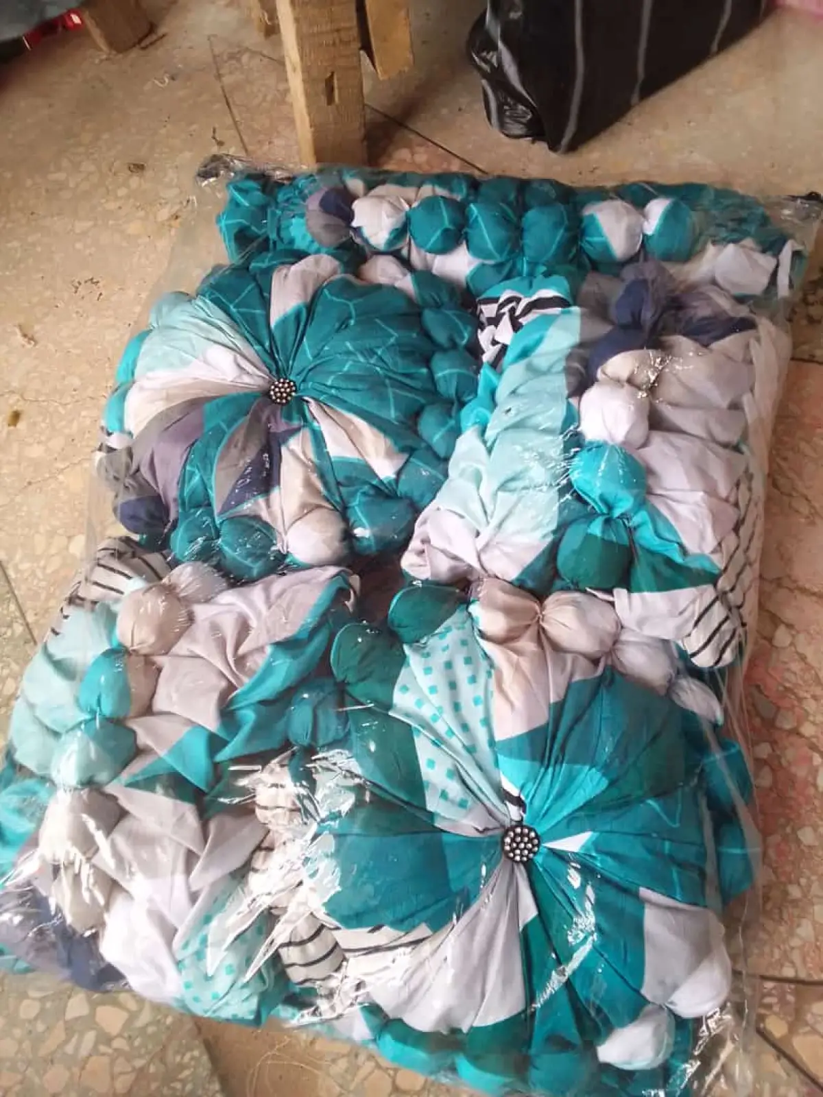 Bedsheets plus fancy throw pillows - Image 6