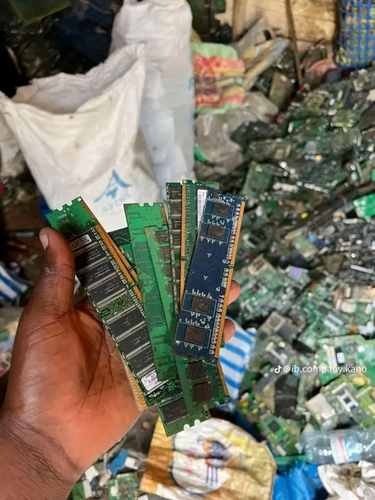 Scrapt, computer, hard disk, ROM, dvd - Image 3