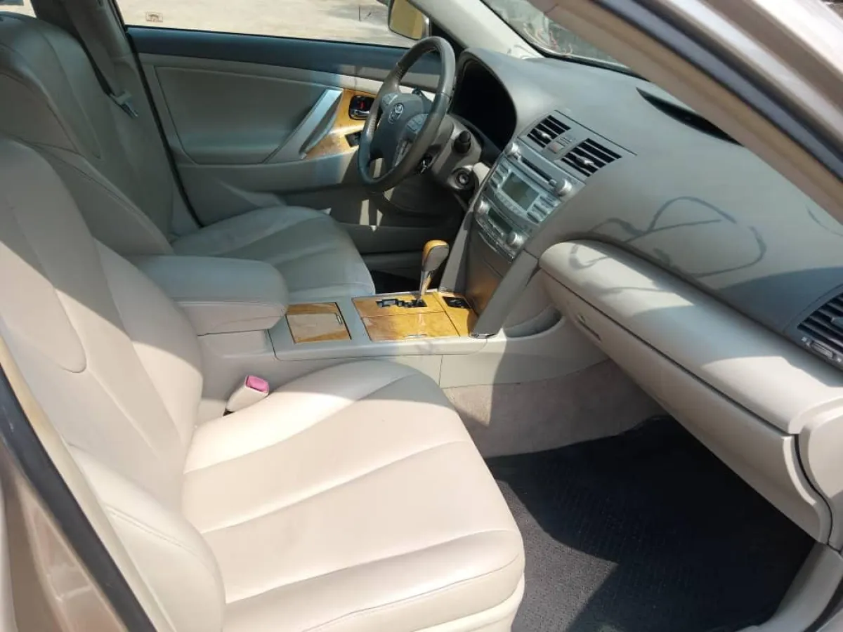 Newly Arrived Tokunbo Toyota Camry Xle - Image 3