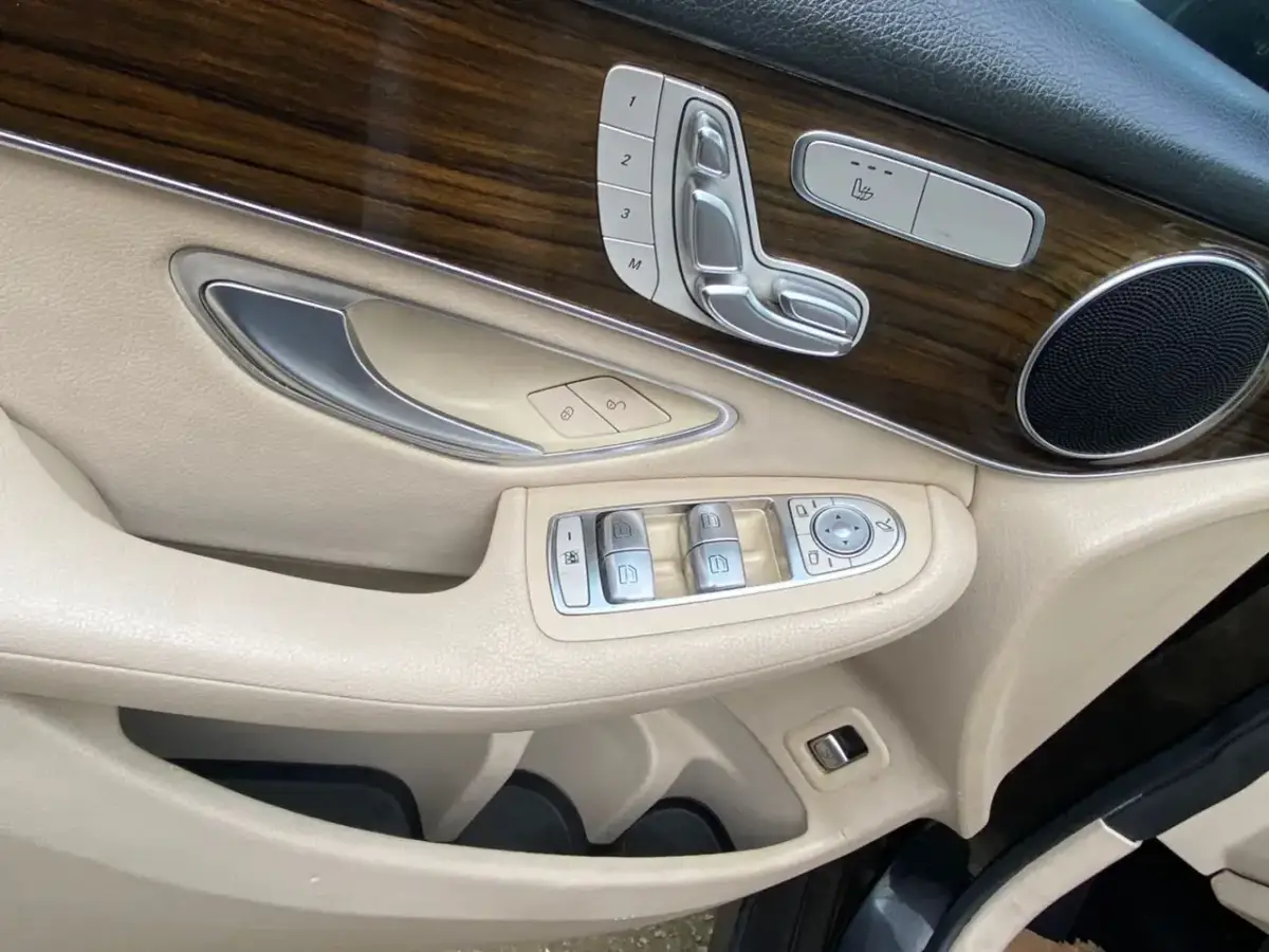 Mercedes Benz - Image 12