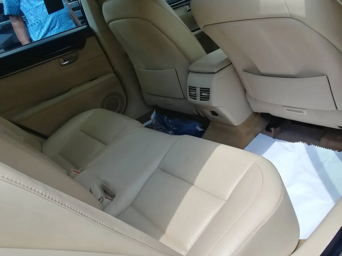 Extremely Clean Tokunbo 2014 Lexus ES 350 - Image 2