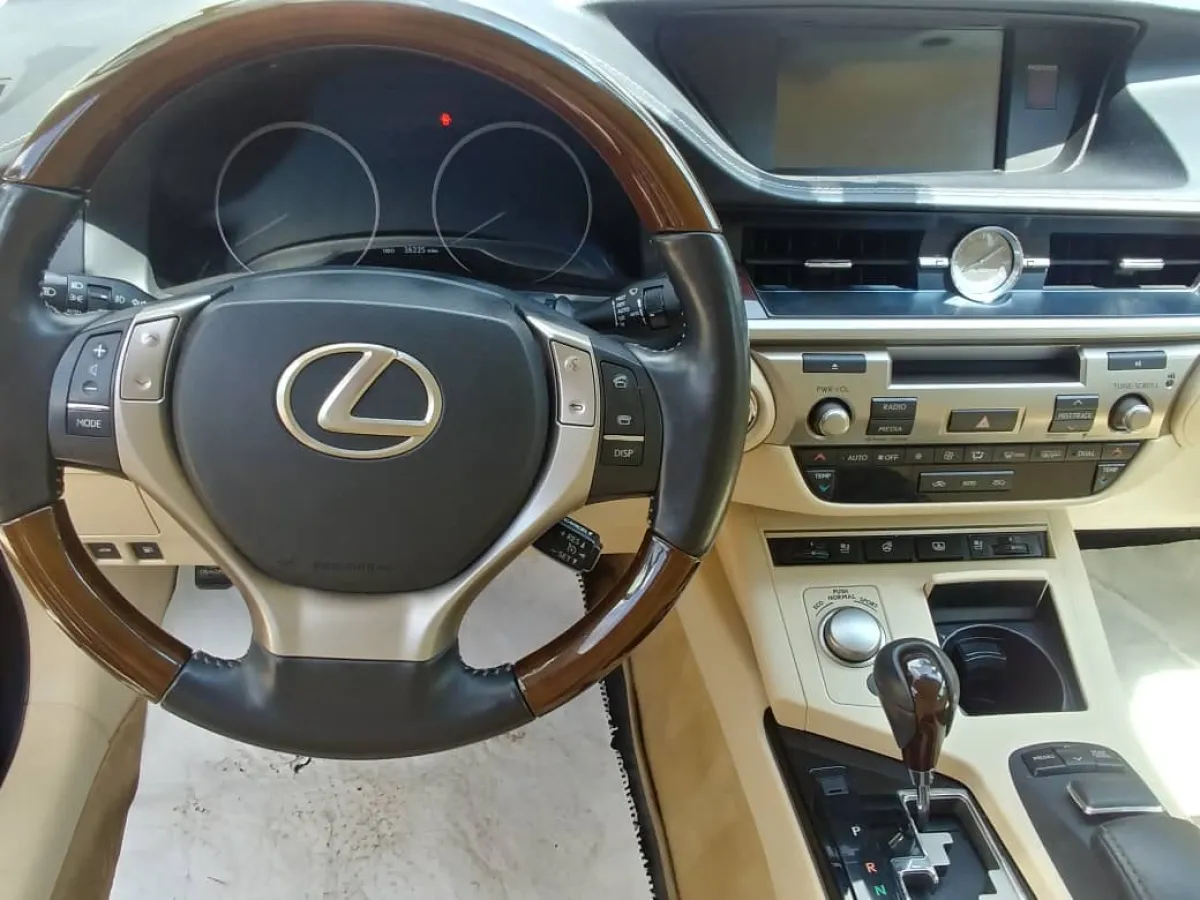 Extremely Clean Tokunbo 2014 Lexus ES 350 - Image 5