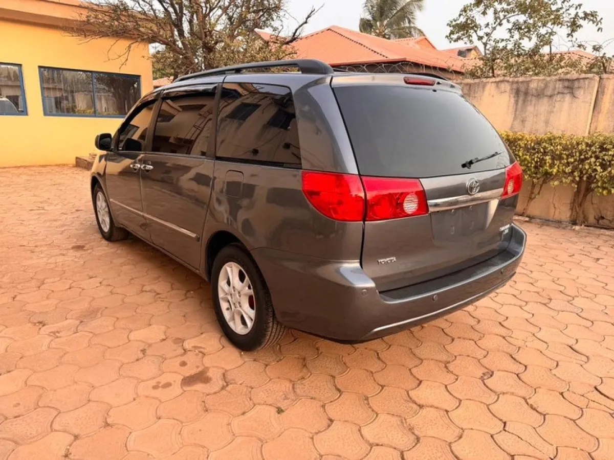 Clean Toyota Sienna for sale 2003 model - Image 1