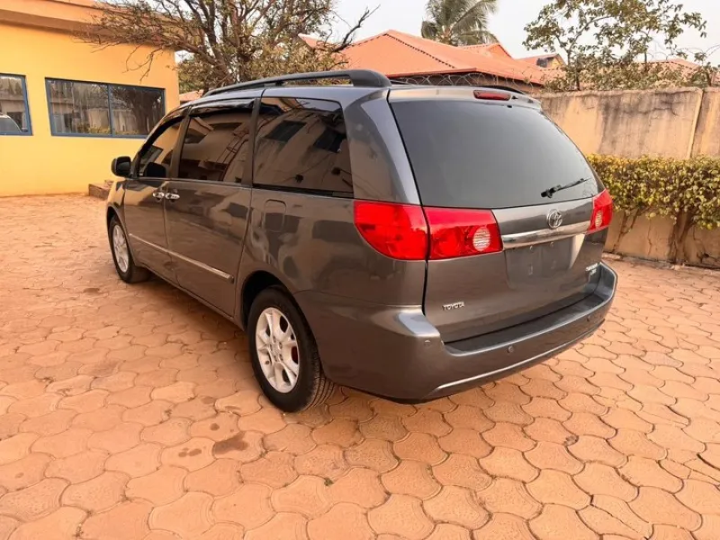 Clean Toyota Sienna for sale 2003 model