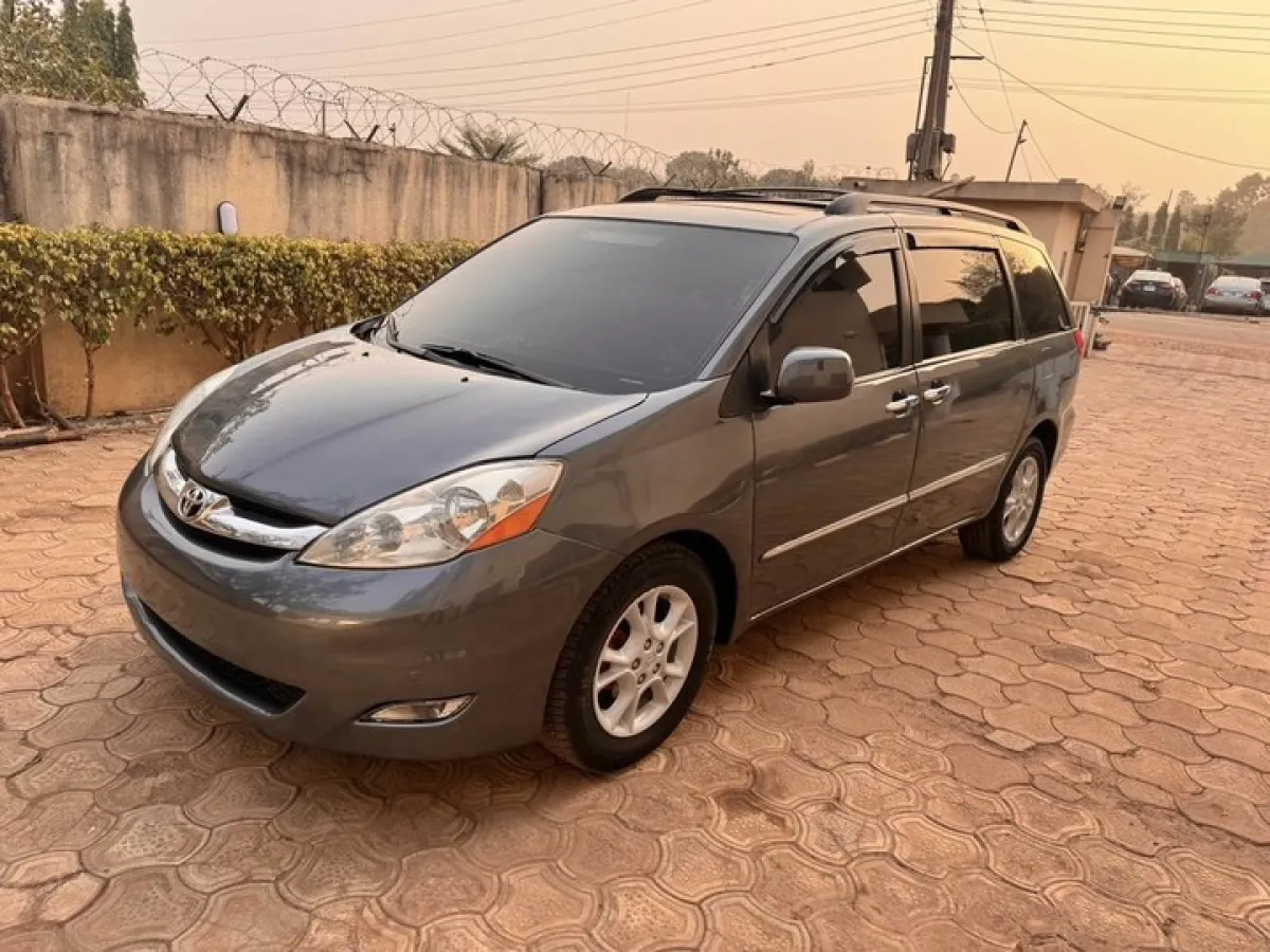 Clean Toyota Sienna for sale 2003 model - Image 2