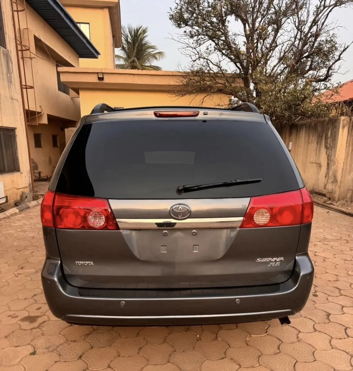 Clean Toyota Sienna for sale 2003 model - Image 3