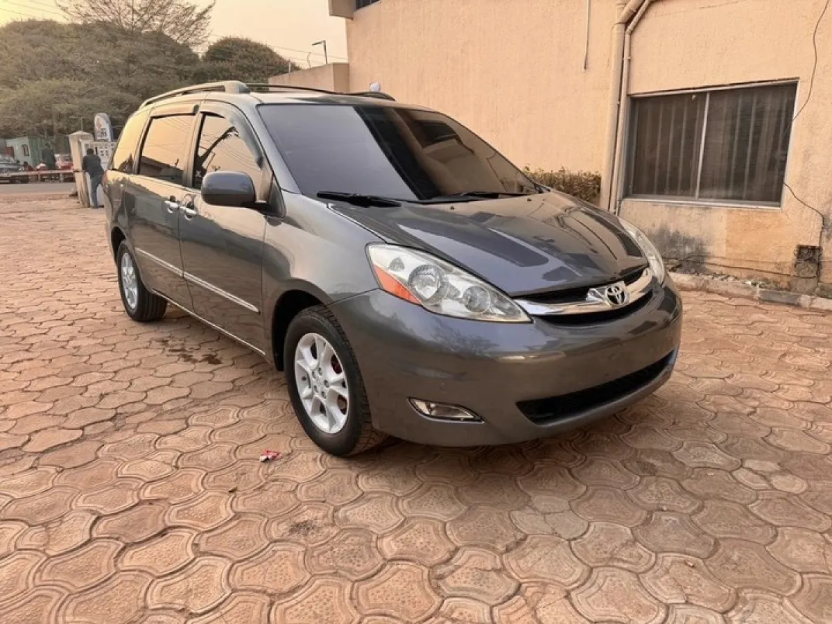 Clean Toyota Sienna for sale 2003 model - Image 4