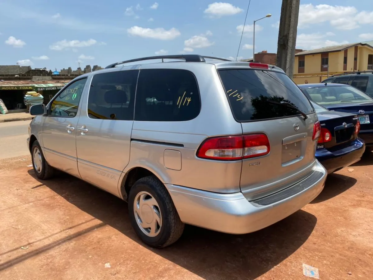 Extremely Clean 2003 Toyota Sienna Xle - Image 1