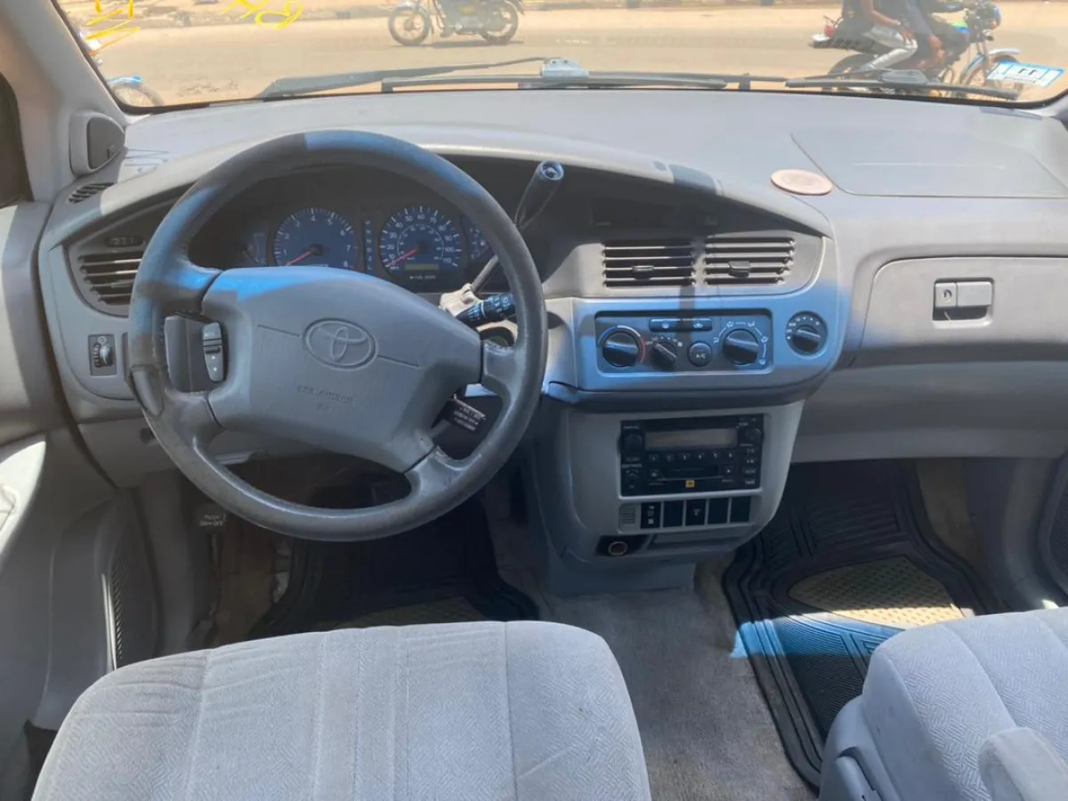 Extremely Clean 2003 Toyota Sienna Xle - Image 4