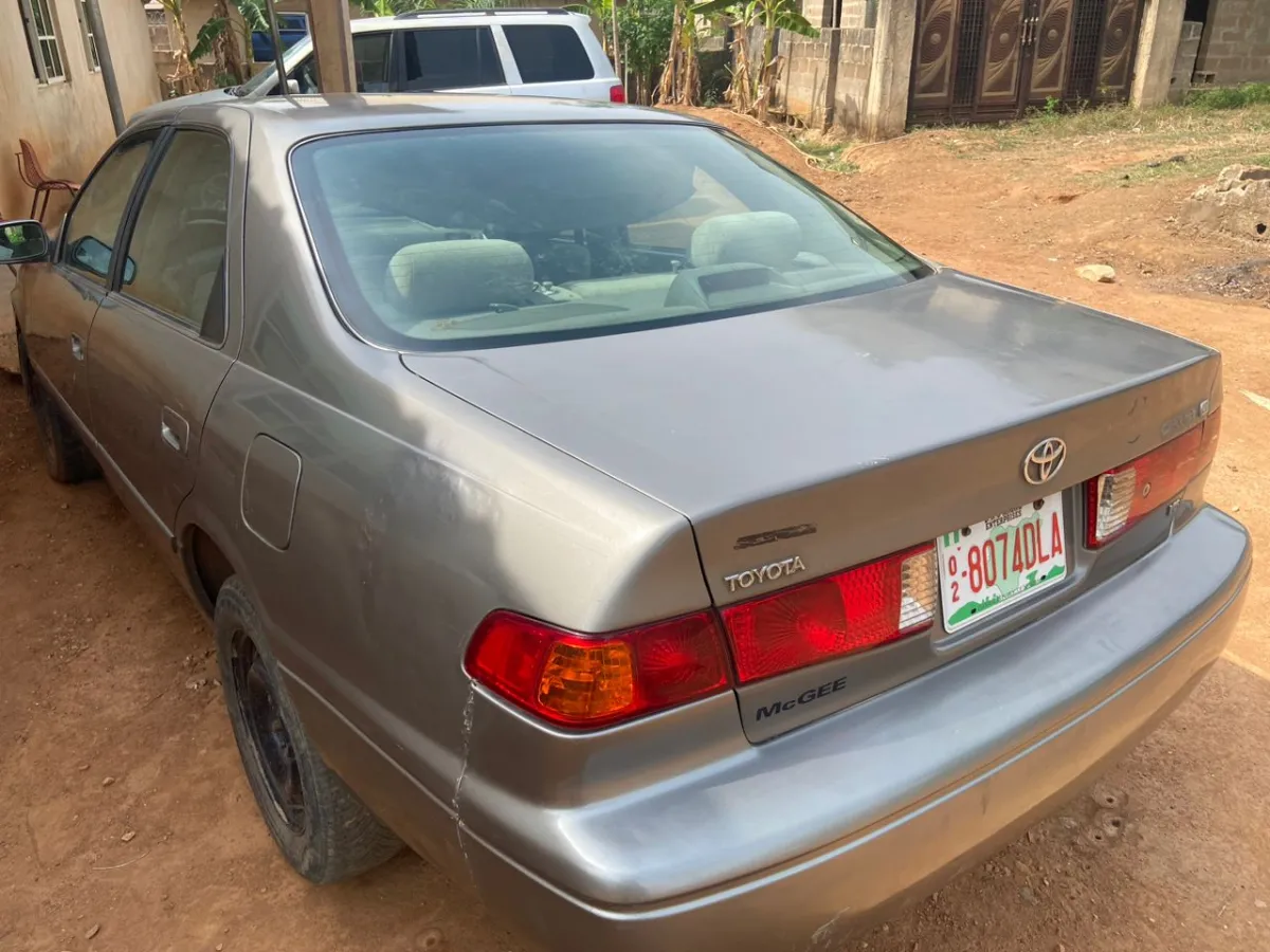 Toyota Camry LE V6 4dr Sedan (3. 0L 6cyl 5A) 2004 Gray - Image 2