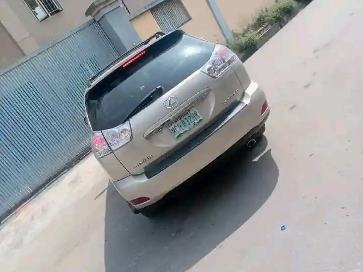 Sharp clean Lexus Rx 350 - Image 2