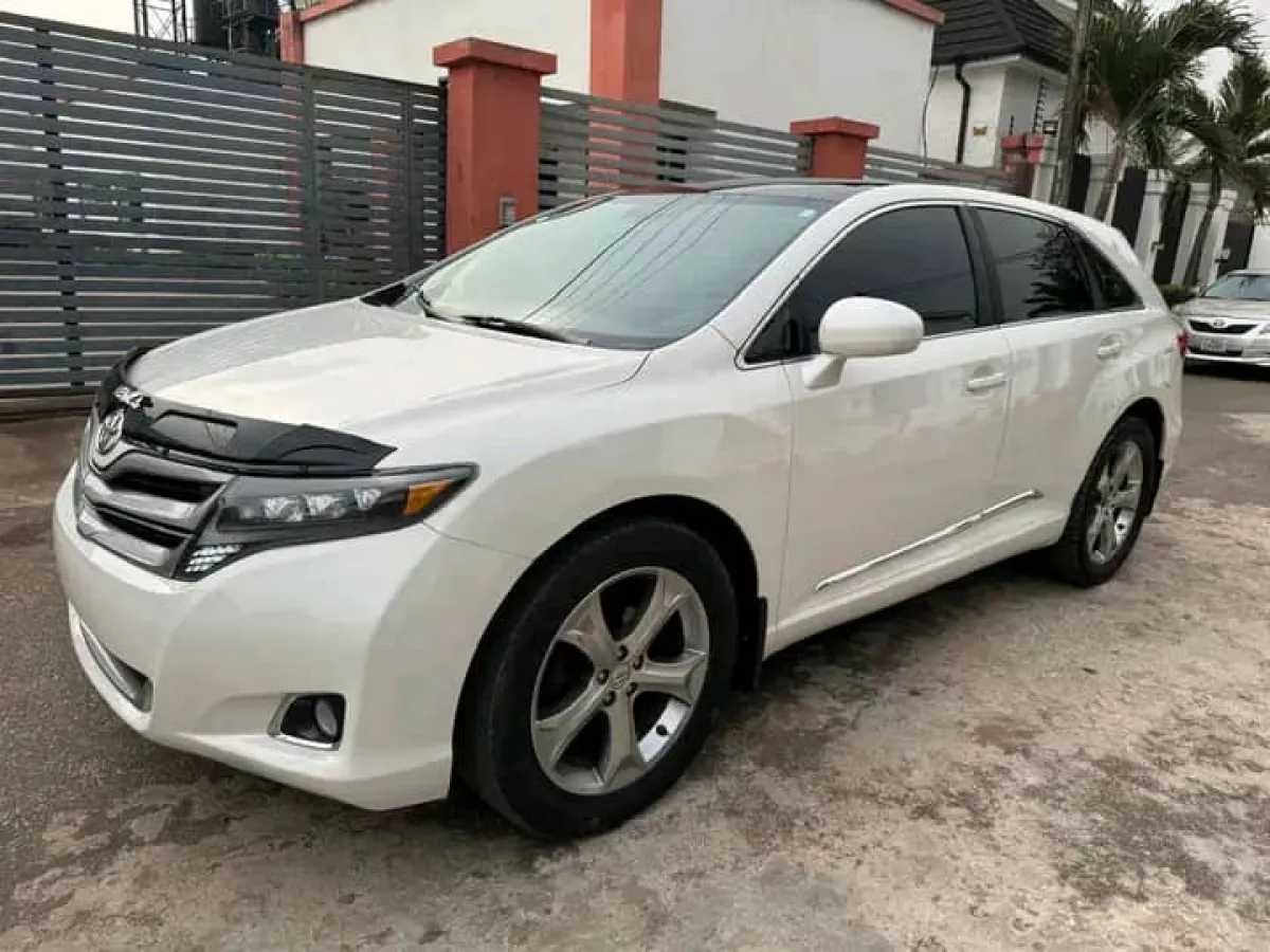 2010 Toyota Venza - Image 2