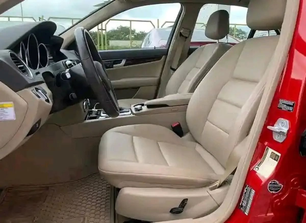 Very neat Mercedes Benz - Image 4