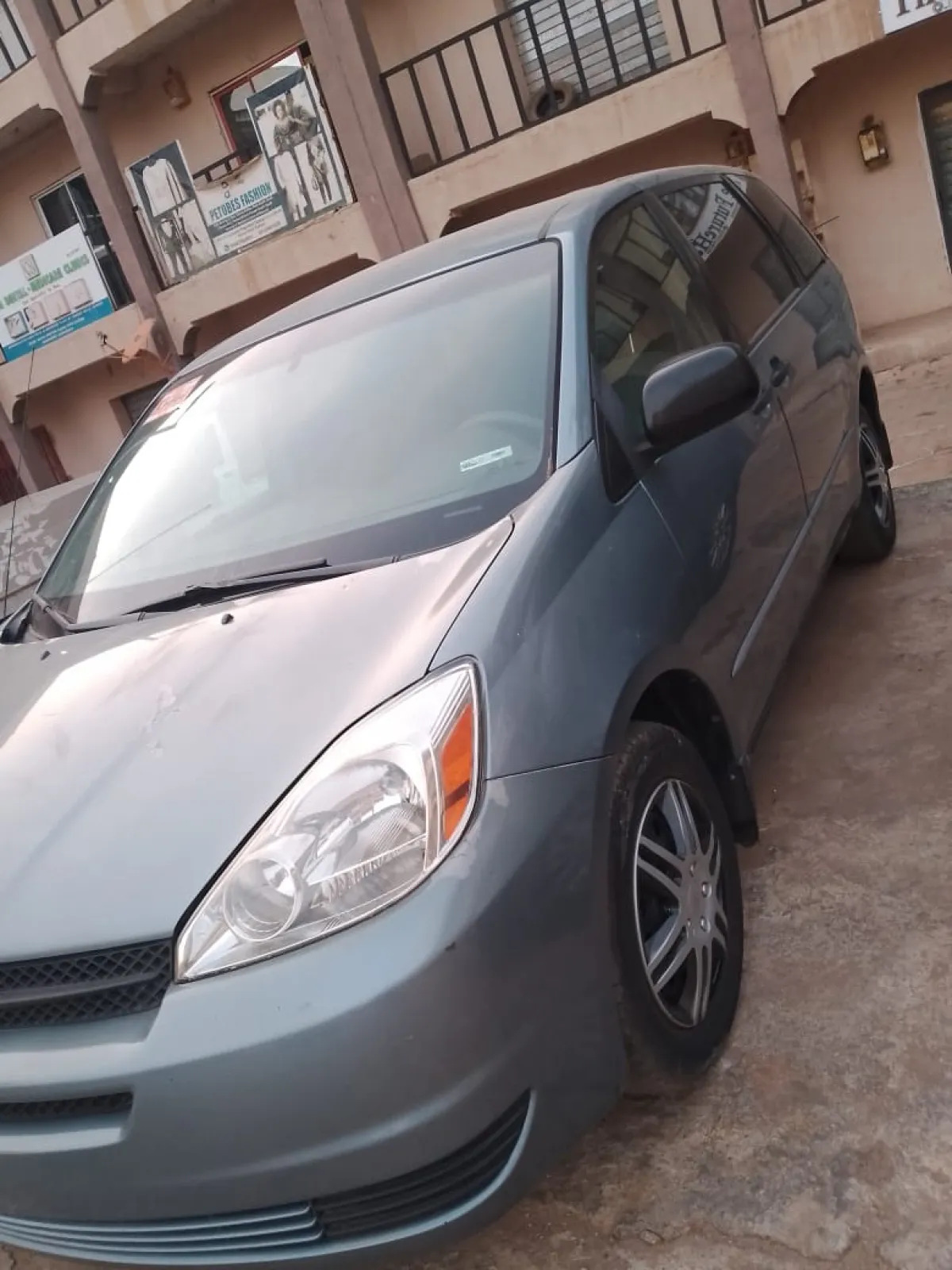 Foreign used Toyota sienna cars for sale - Image 3