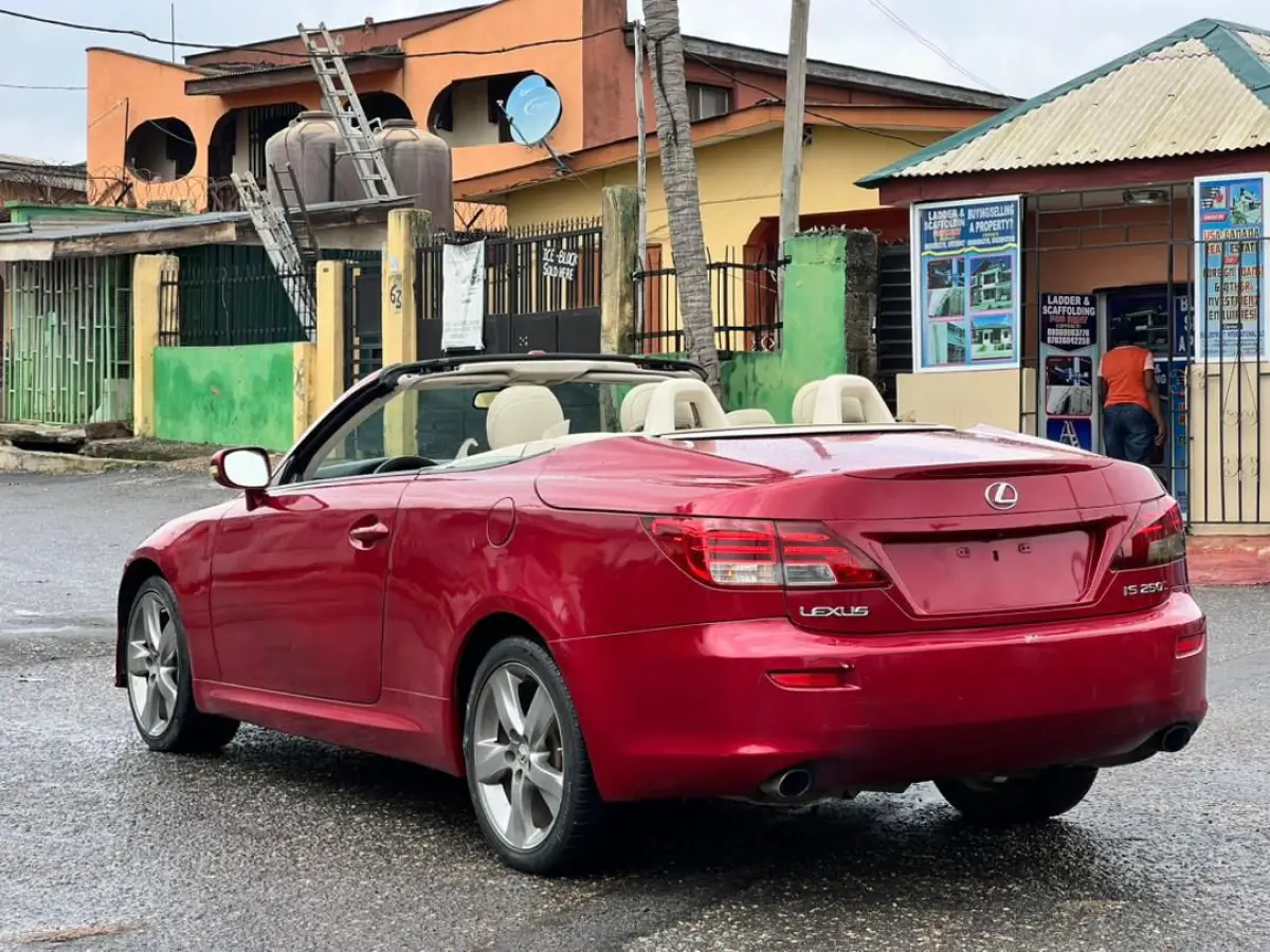 Lexus IS250C 2010 - Image 2