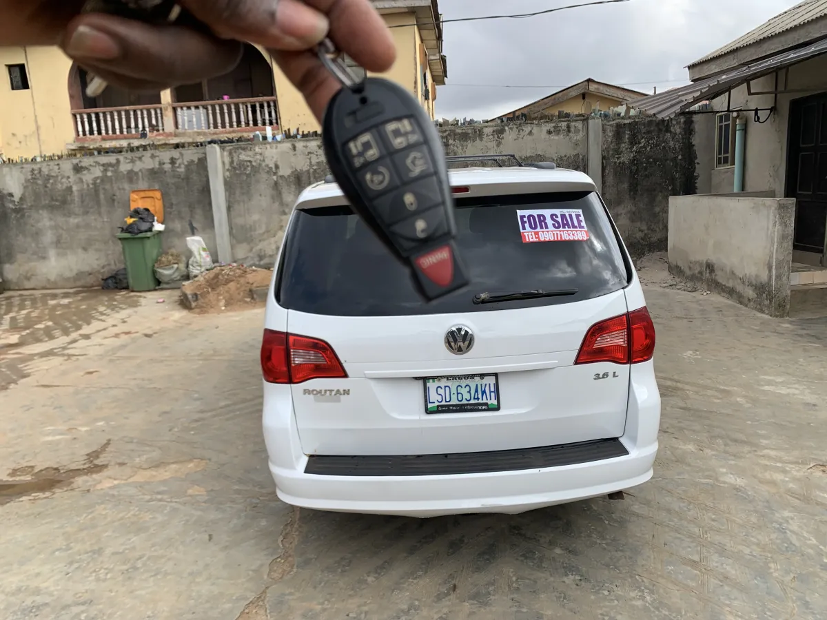 Awoof 2012 Volkswagen Routan - Image 2