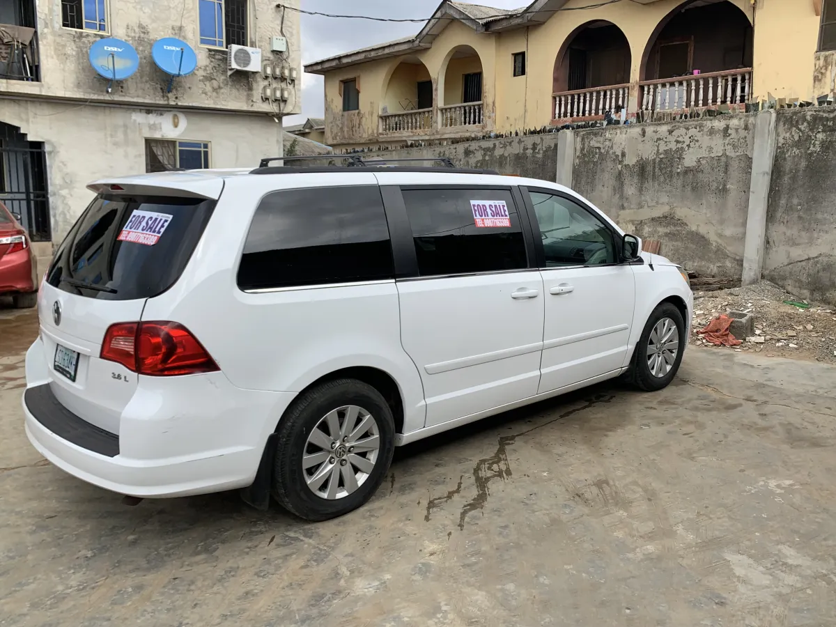 Awoof 2012 Volkswagen Routan - Image 5