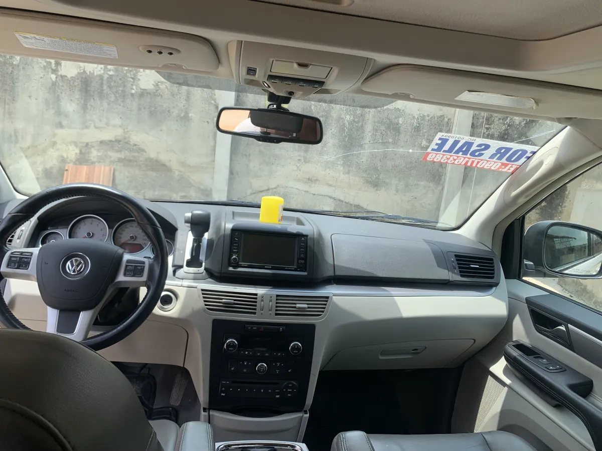 Awoof 2012 Volkswagen Routan - Image 7