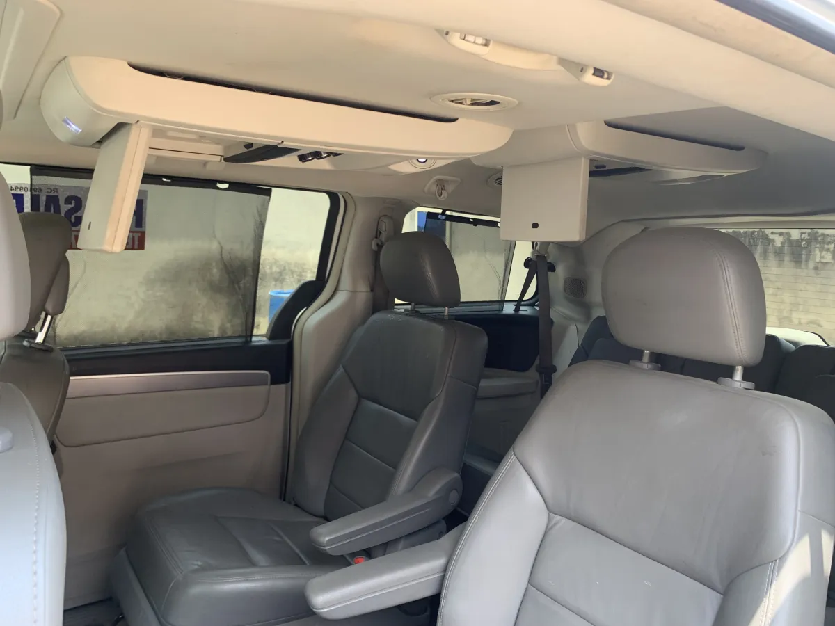 Awoof 2012 Volkswagen Routan - Image 8