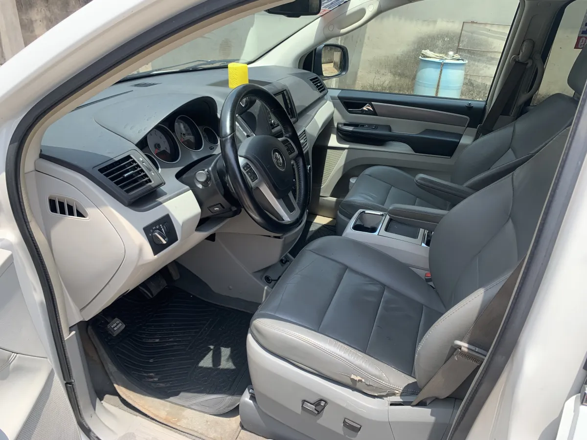 Awoof 2012 Volkswagen Routan - Image 9