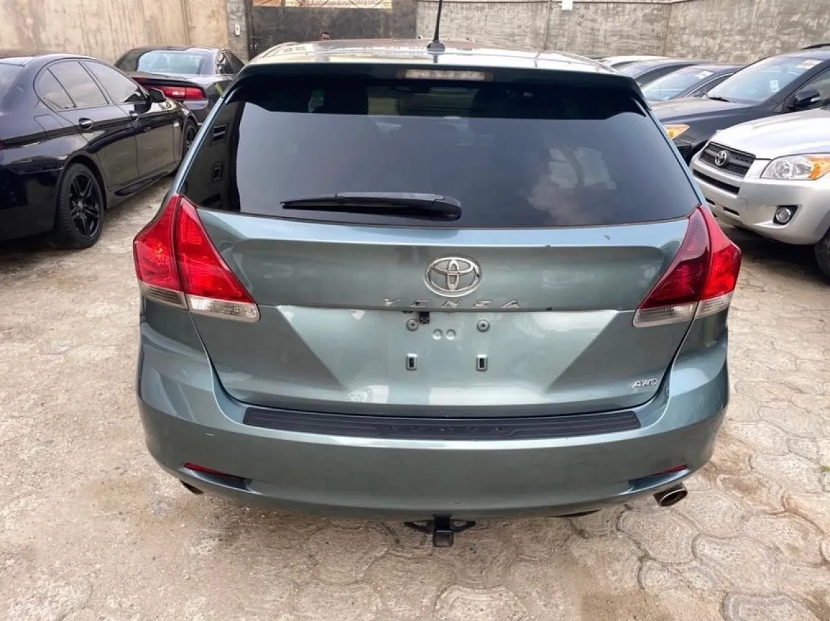 2011 Toyota Venza XLE AWD - Image 2