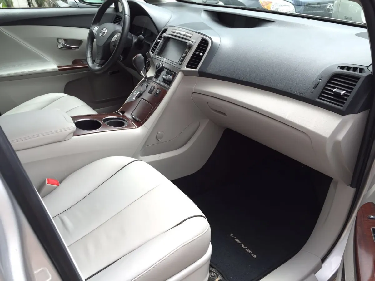 A newly Arrived Tokunbo Toyota Venza Xle 2011 - Image 4