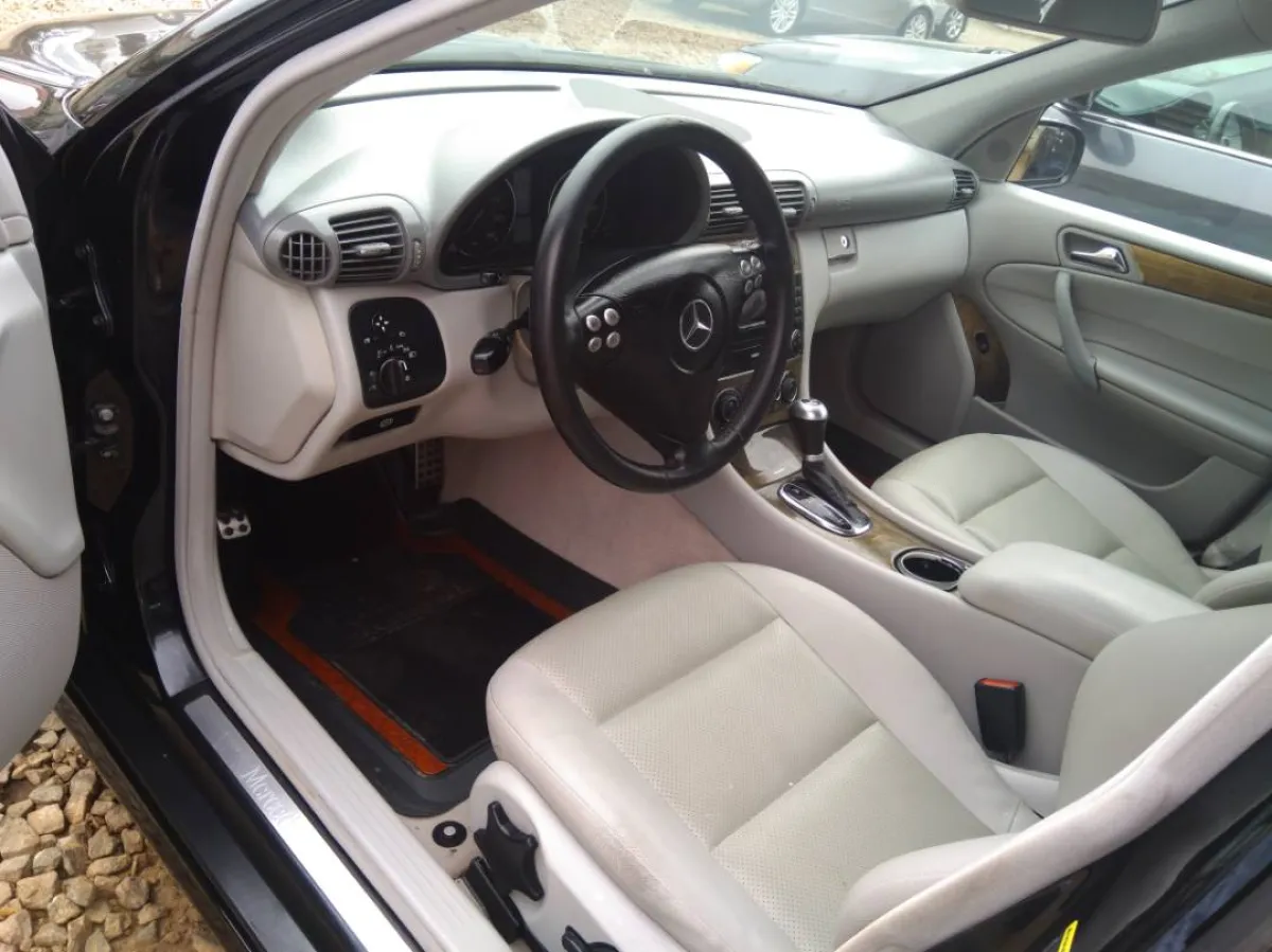 Extremely 2006 Mercedes Benz C230 - Image 4